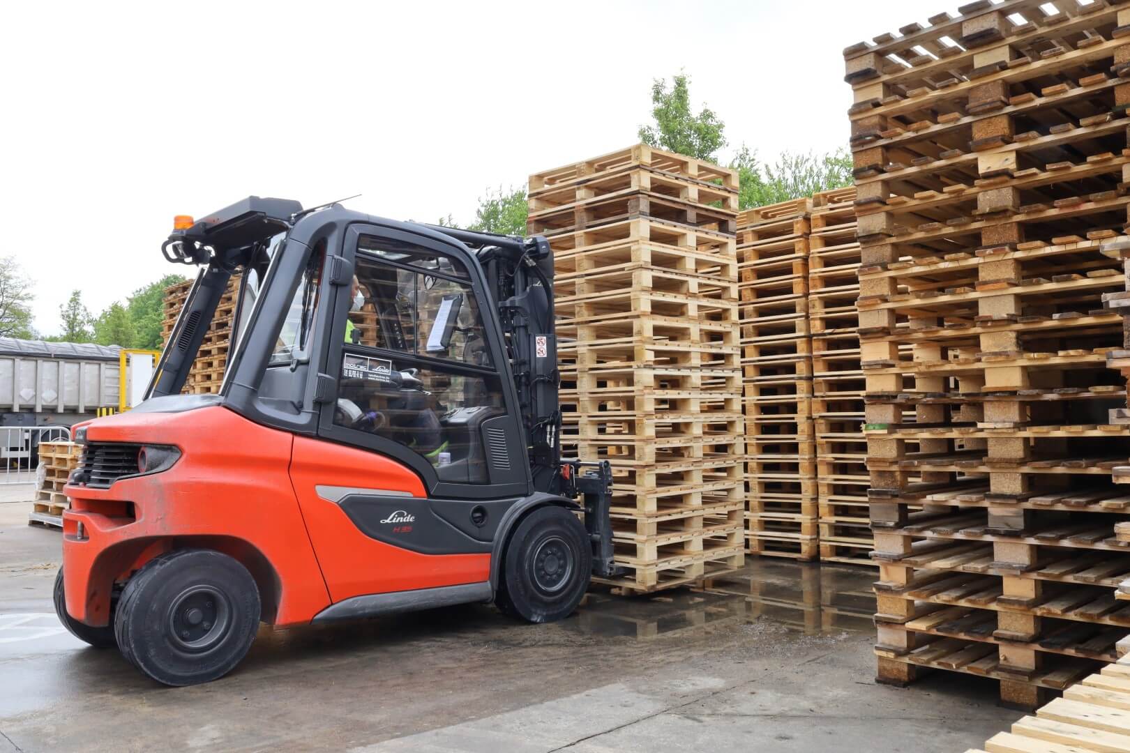 Linde H35 thermische heftruck stapelt houten palletten