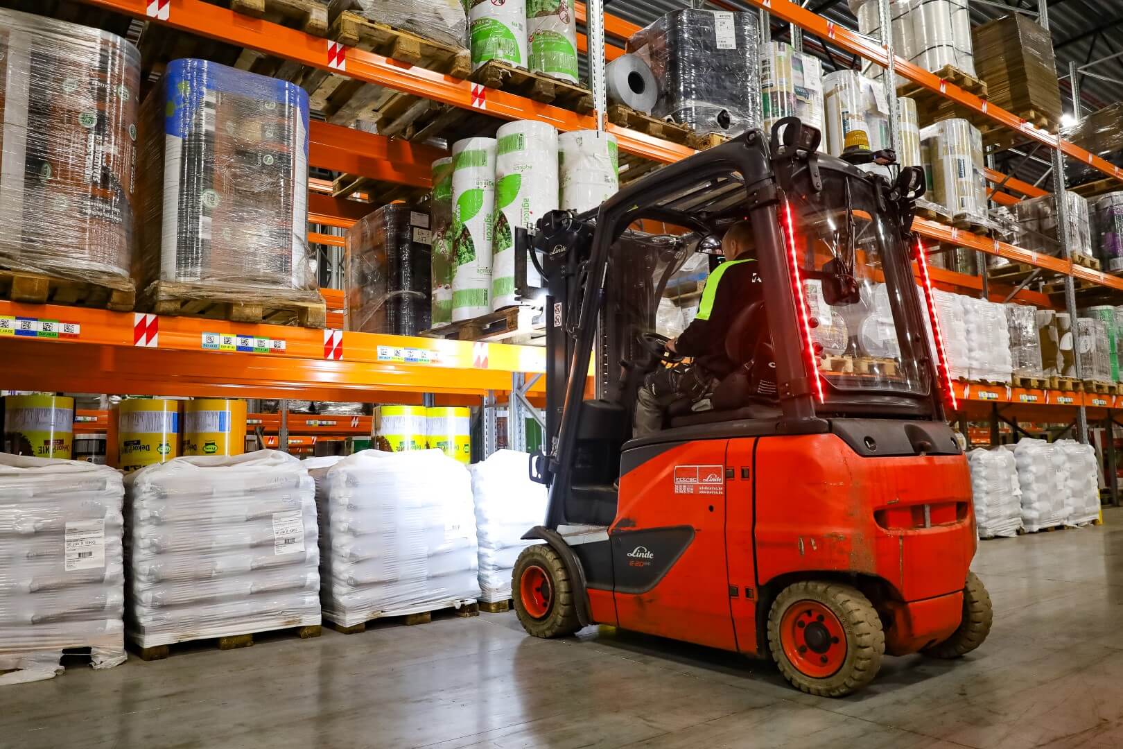 Linde heftruck haalt goederen uit rek bij Agricon