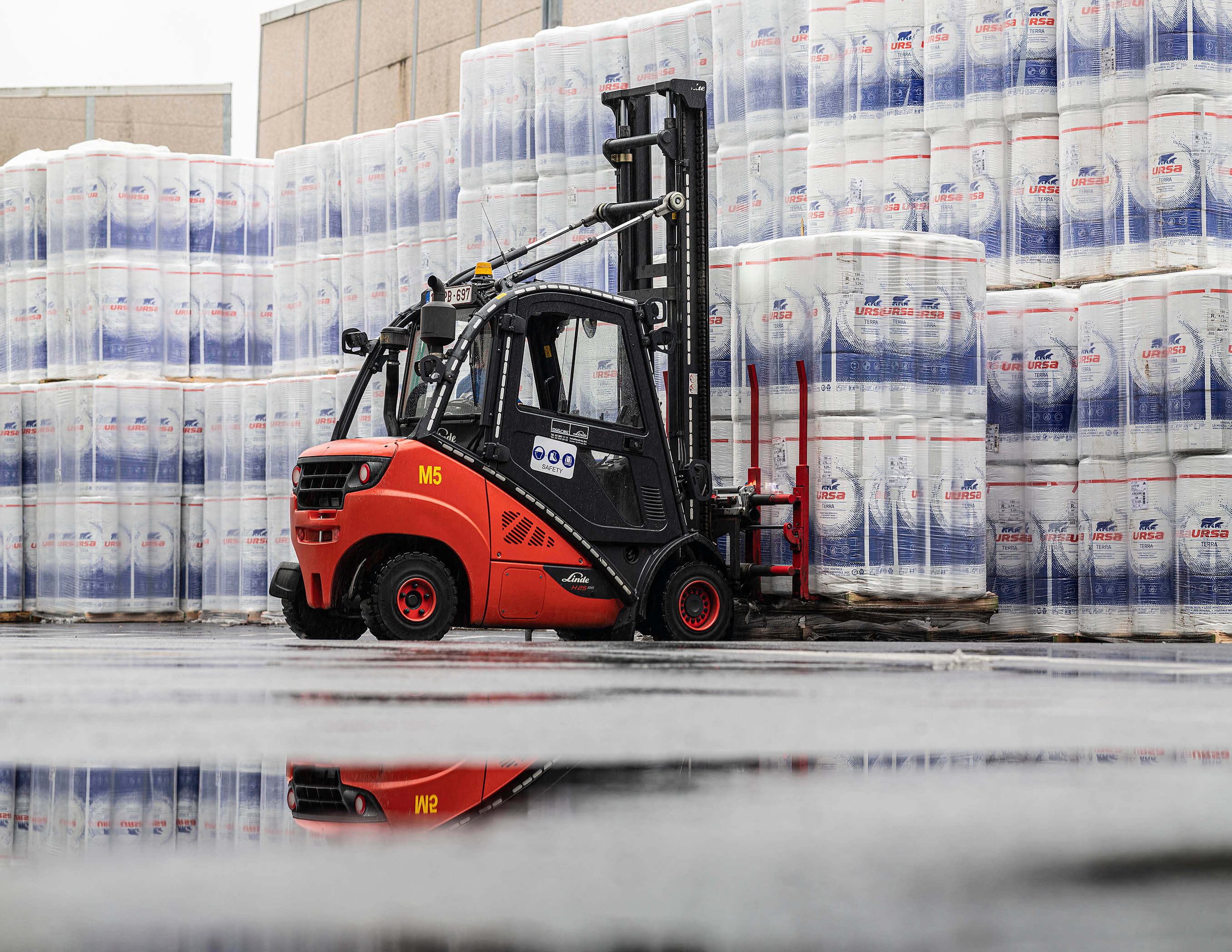 Linde heftruck in de regen op buitenplaats