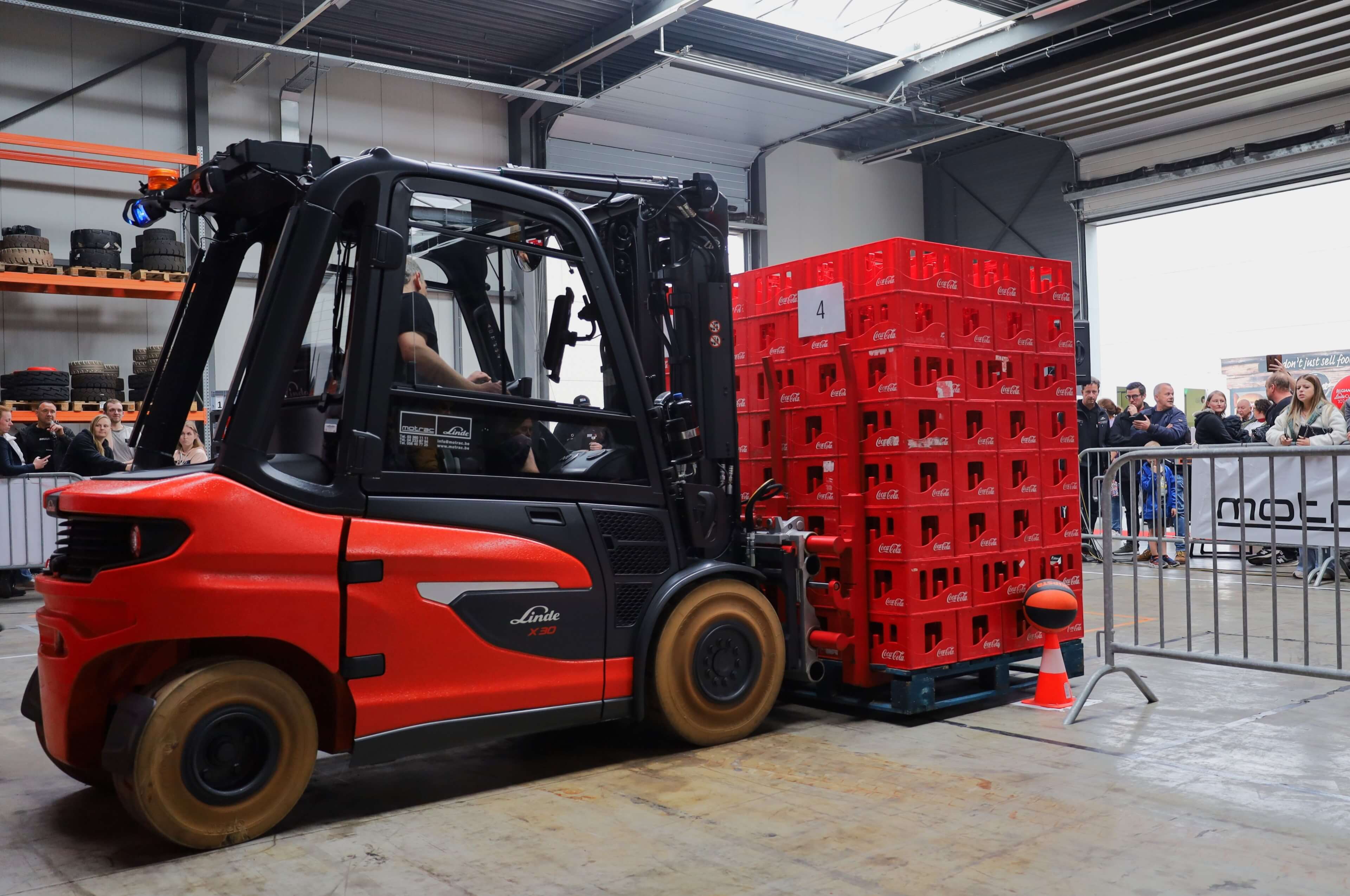 Finaleproef met kratten Coca Cola
