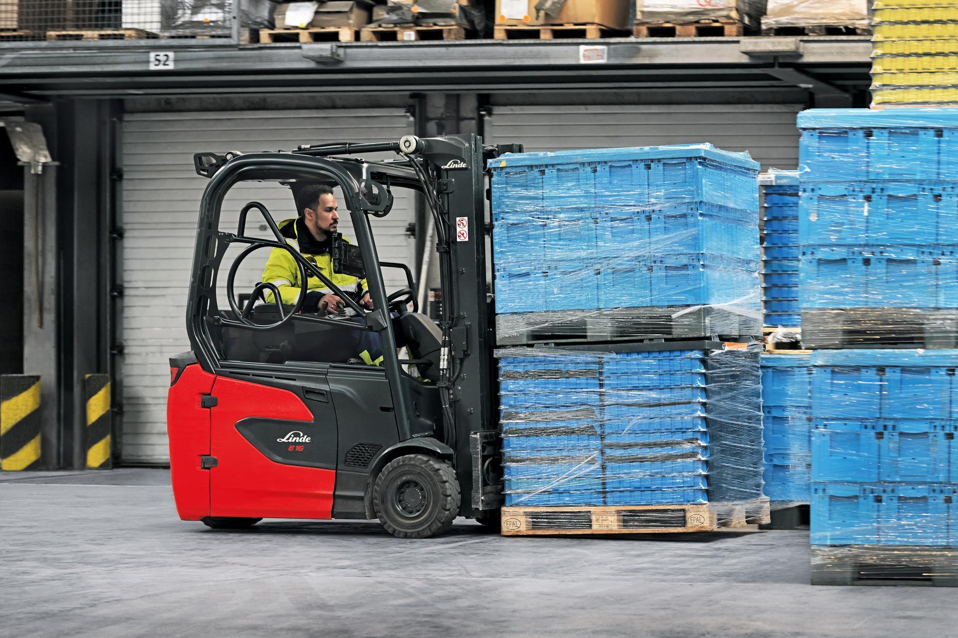 E16 elektrische heftruck verplaatst palletten in magazijn DB Schenker