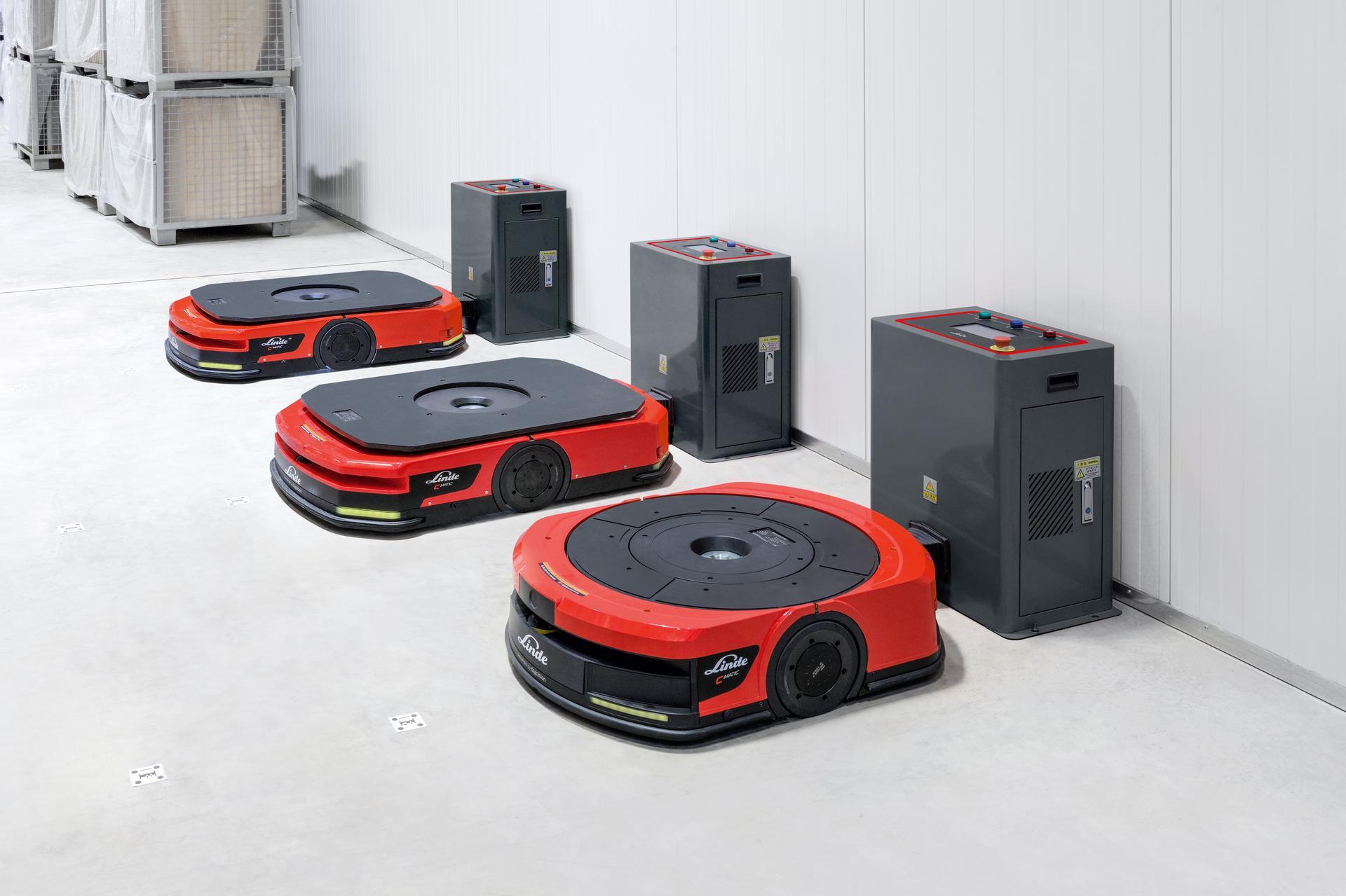 3 Linde C-MATIC trucks aan het opladen.