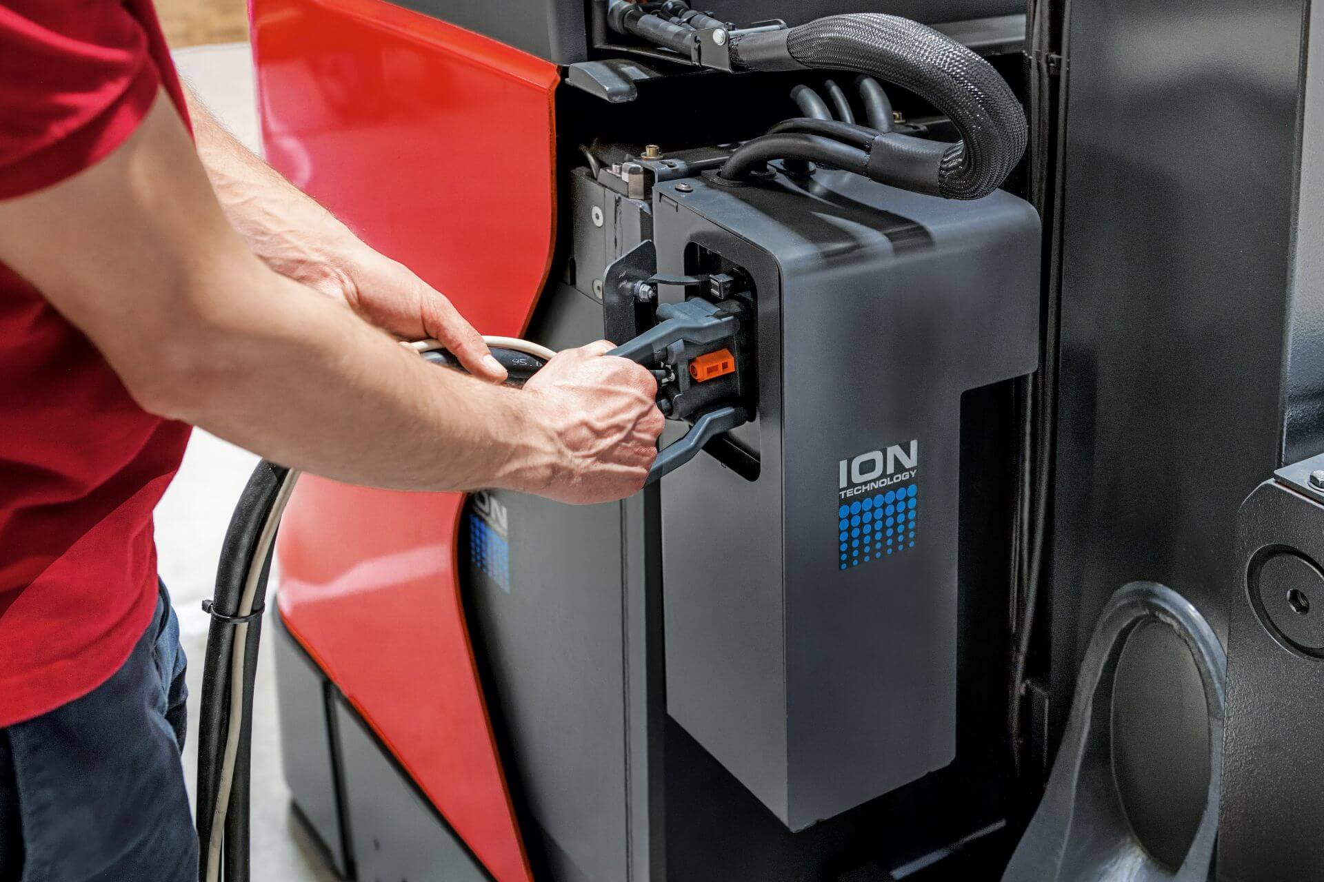 Lithium-ion batterij wordt opgeladen in een magazijn