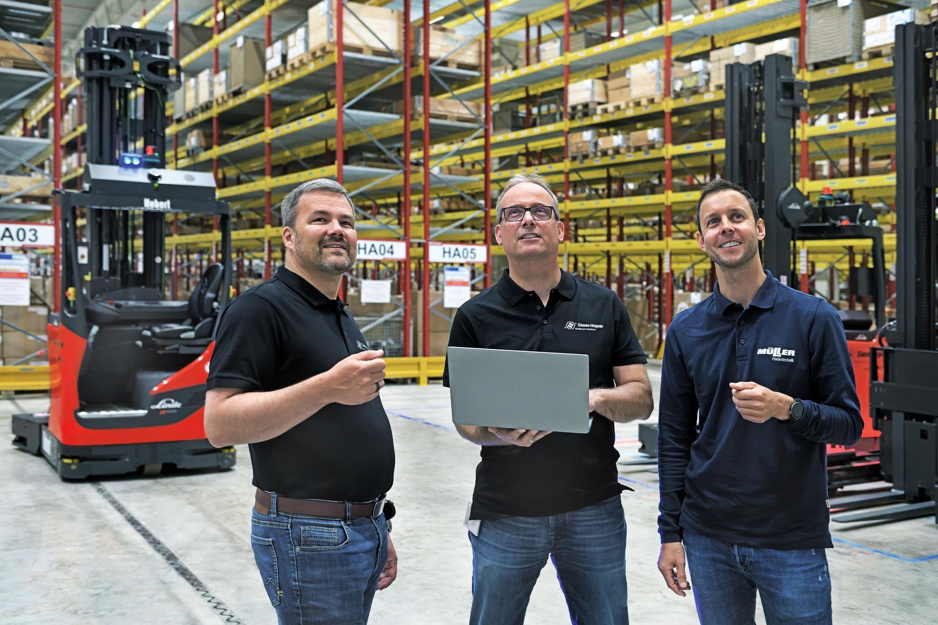 Medewerkers krijgen uitleg over automatisering in hun magazijn