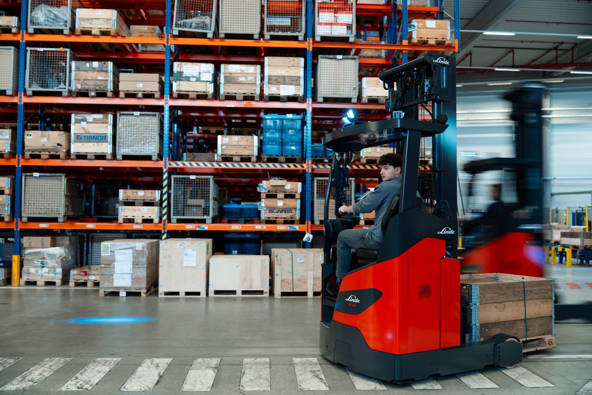 Linde Ri14 - Ri18 reachtruck in een magazijn