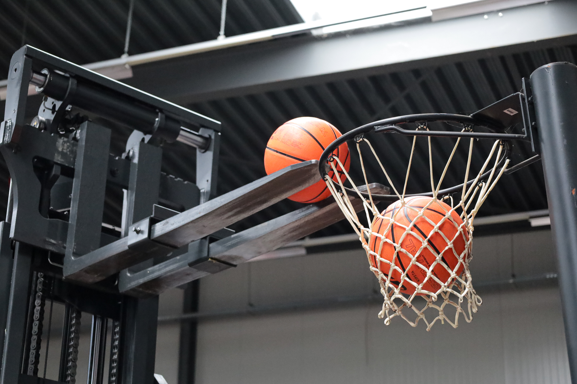 Basketballen vallen doorheen de basketring