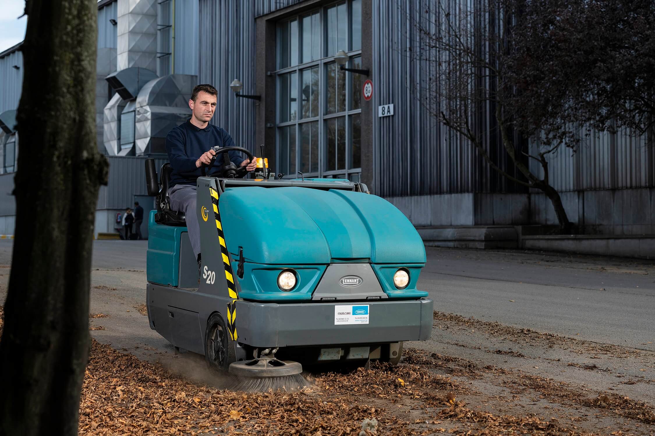 Buitenreiniging opzit-veegmachine Tennant S20 bij Sanivest