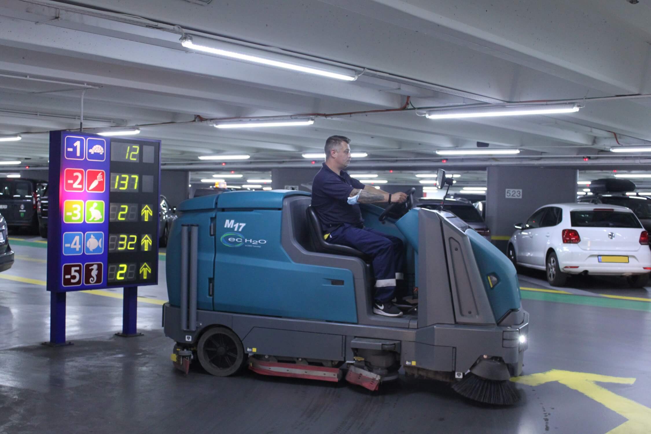 Tennant M17 veegschrobmachine bij Interparking Brugge