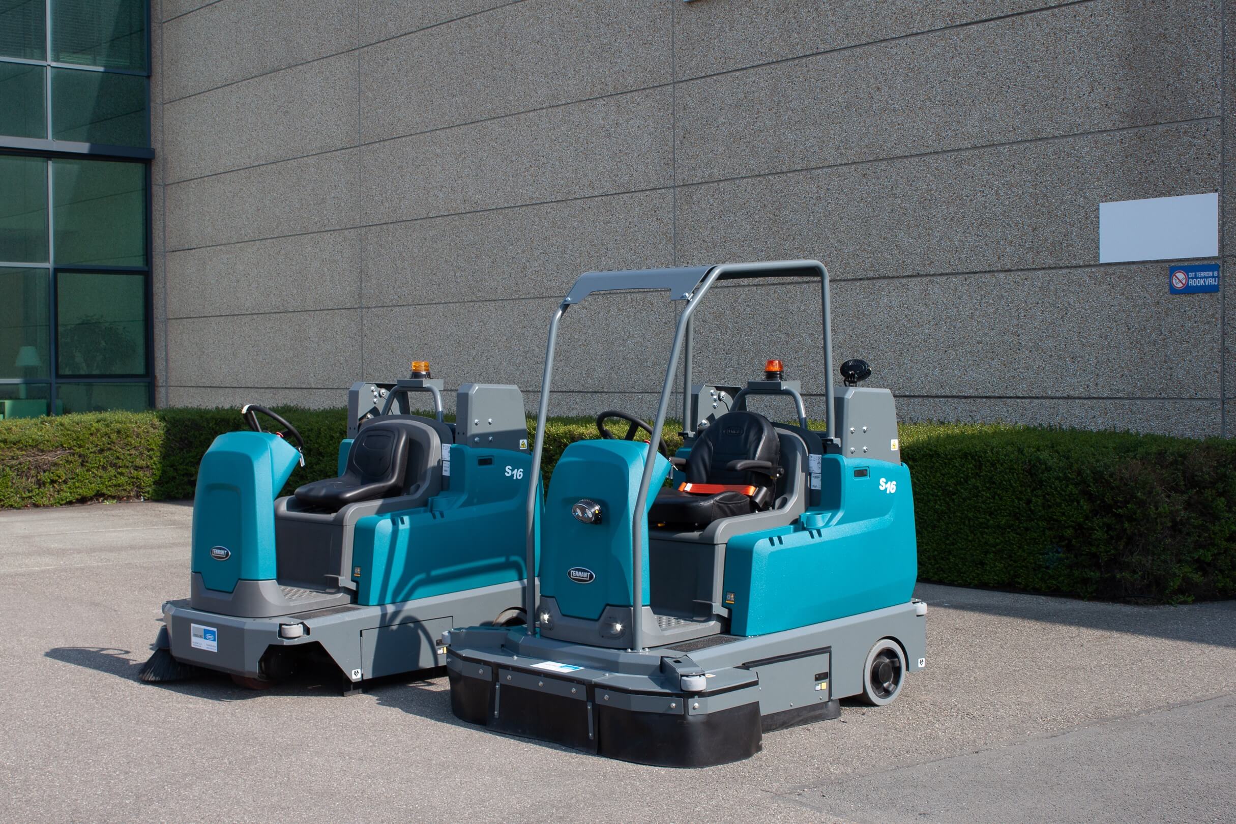 Veilige vloerreiniging_veegmachines met protector frame