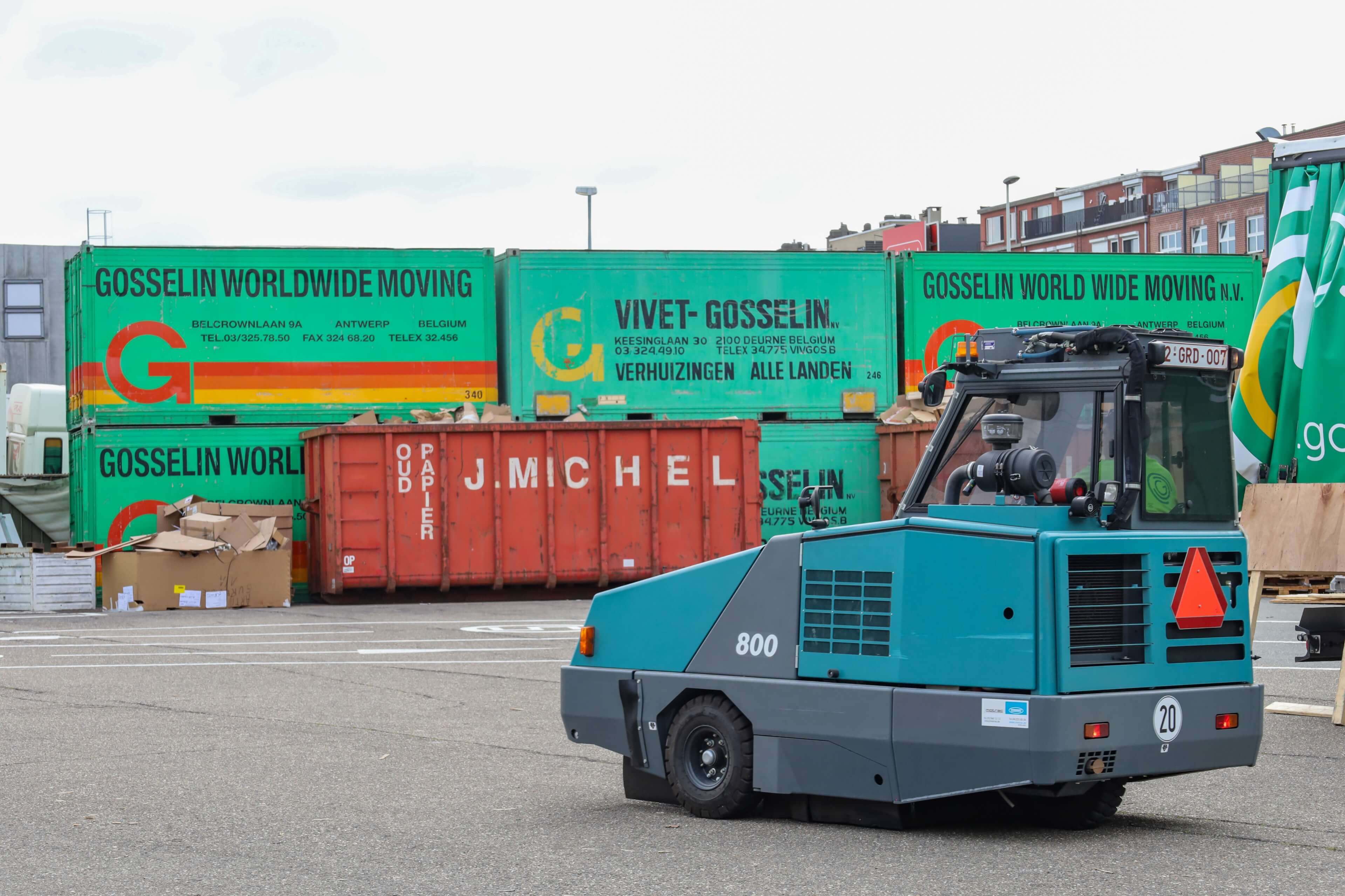 Tennant 800 veegmachine reinigt opslagterrein Gosselin in Antwerpen