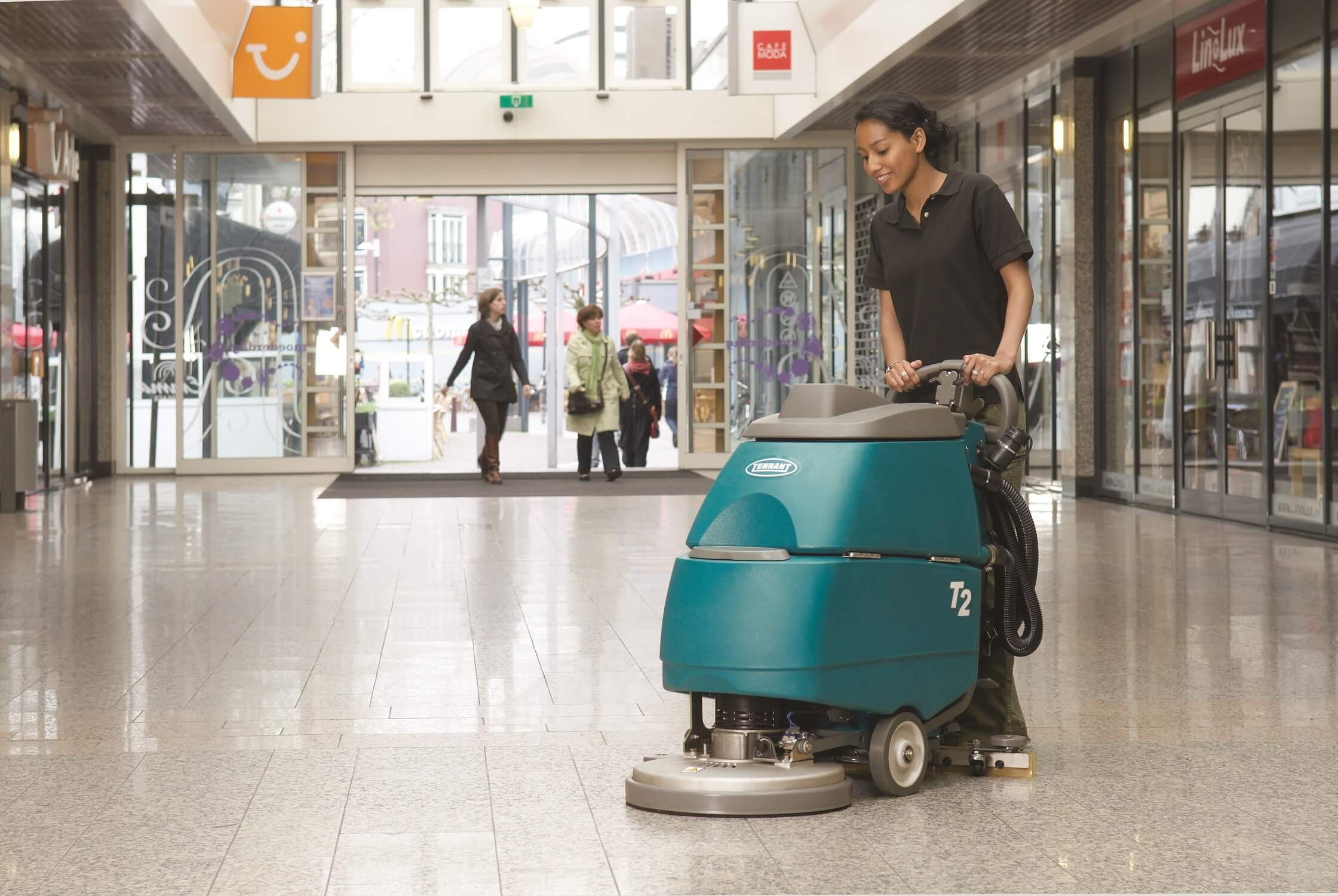 Achterloop-schrobzuigmachine Tennant T2 in winkelcentrum