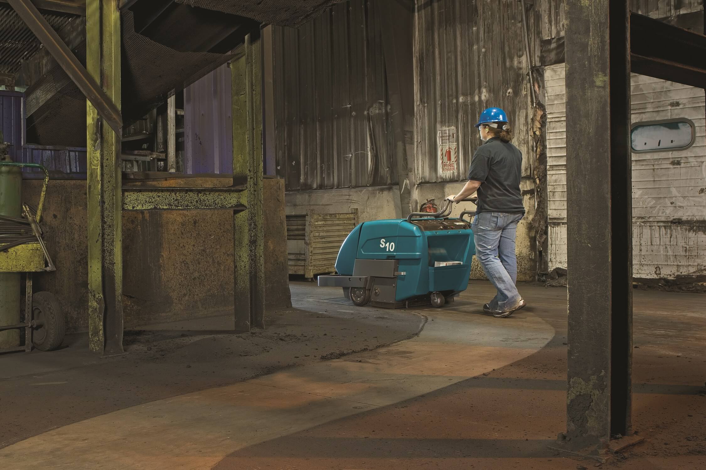 Balayeuse autoportée Tennant S10 en usine industrie