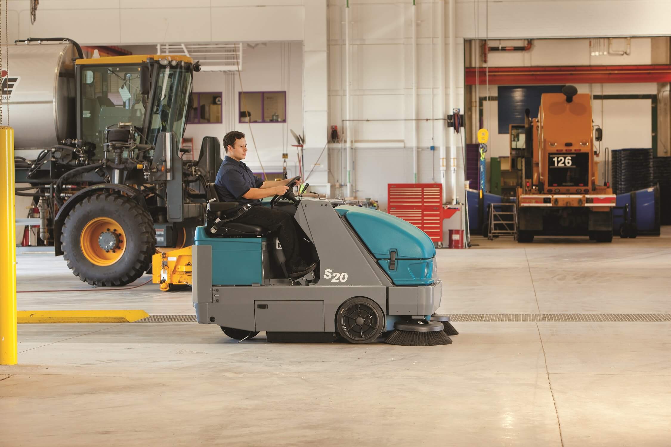 Veegmachine Tennant S20 in luchthaven