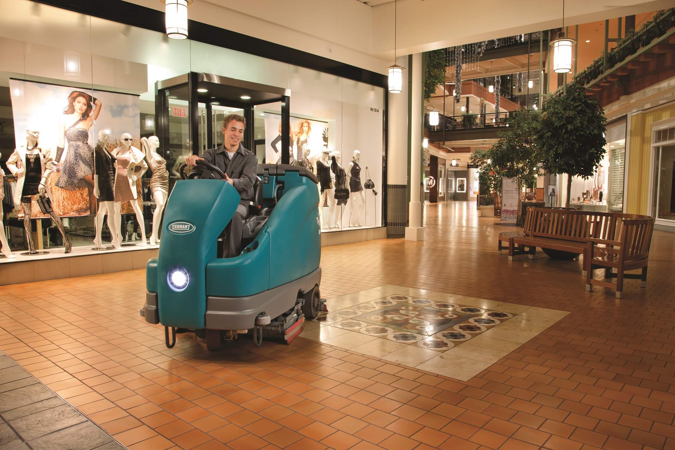 Opzit-schrobzuigmachine Tennant T16 in winkelcentrum retail