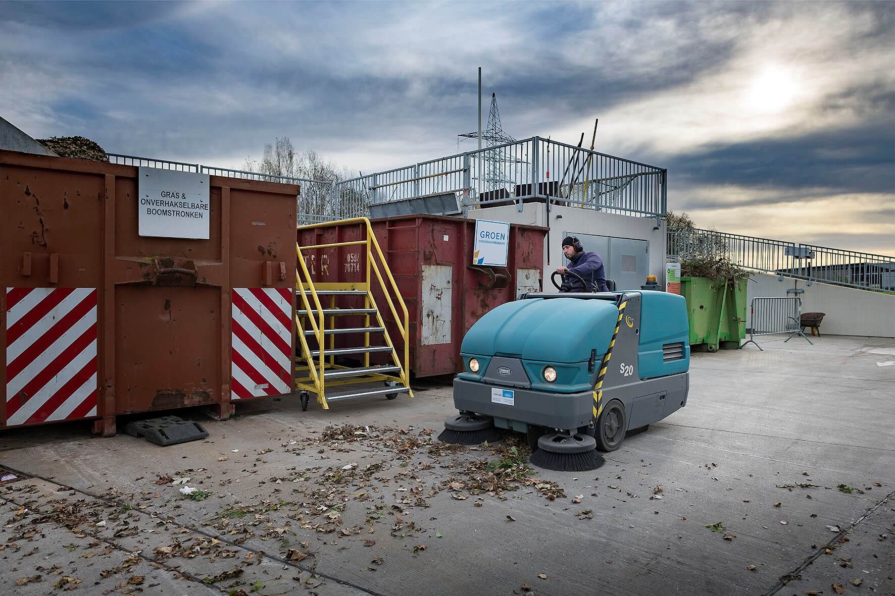 Tennant veegmachine S20 langs containers recyclagepark Bredene 