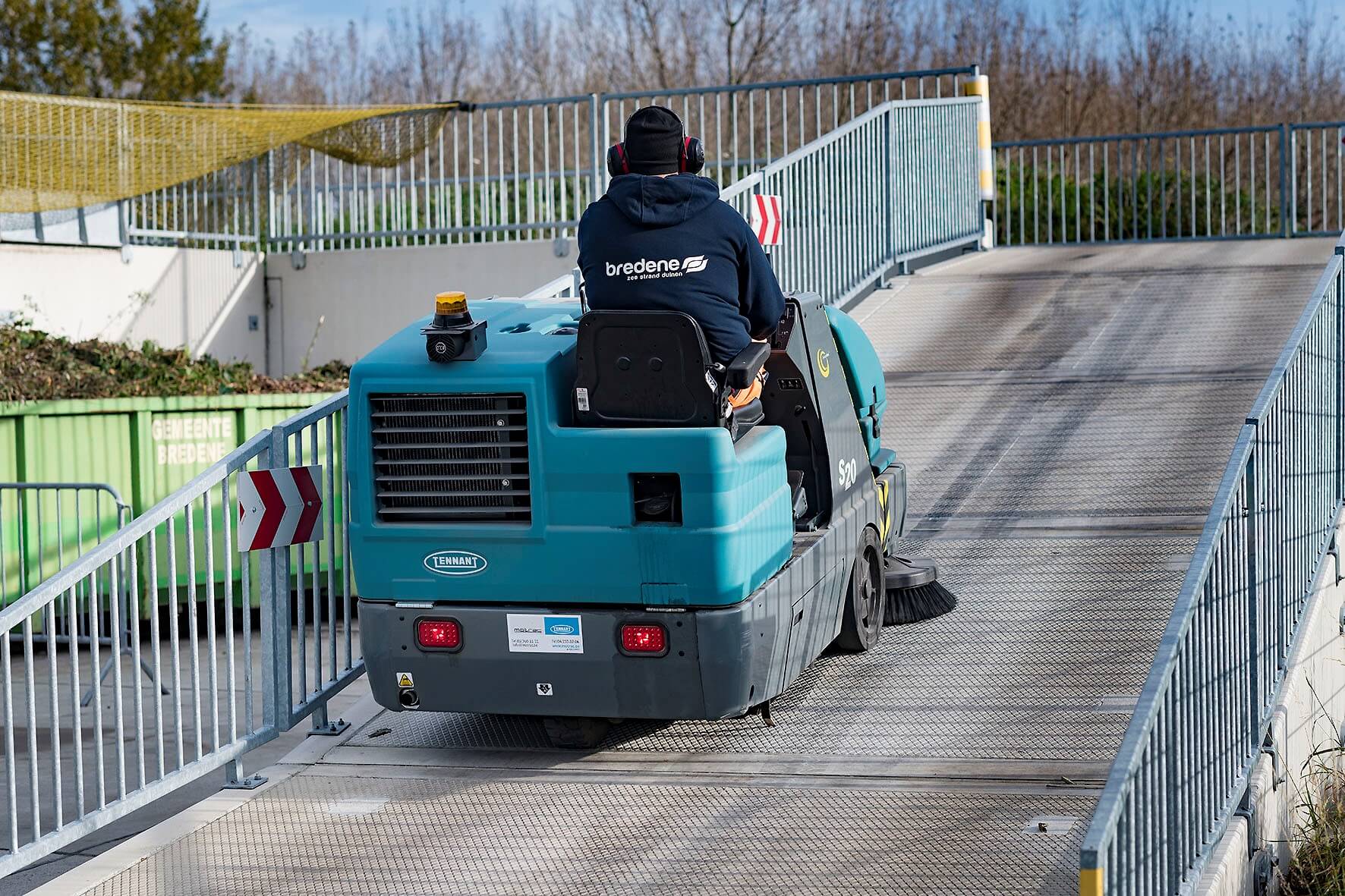 Tennant veegmachine S20 op helling recyclagepark Bredene