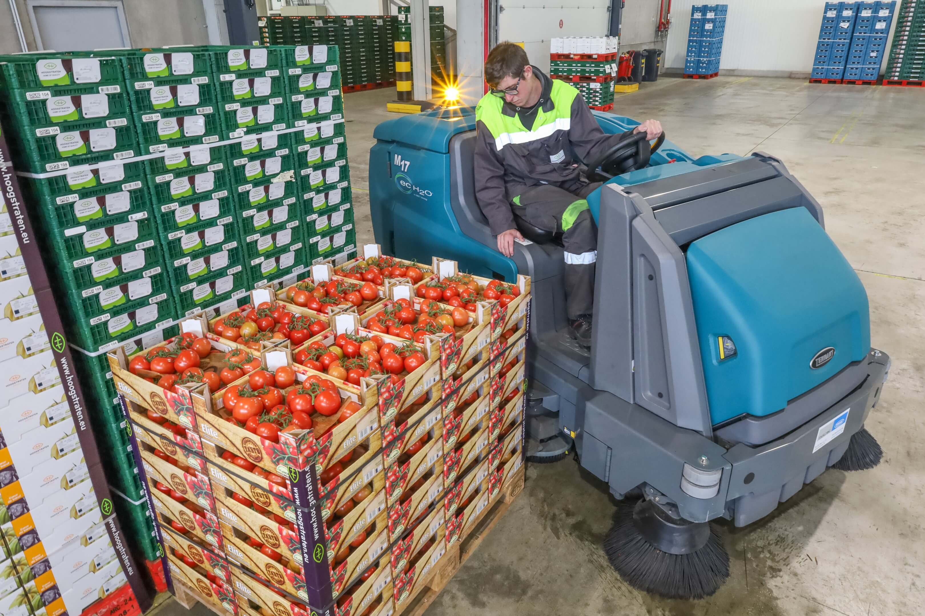 Tennant M30 veegschrobmachine naast kratten tomaten