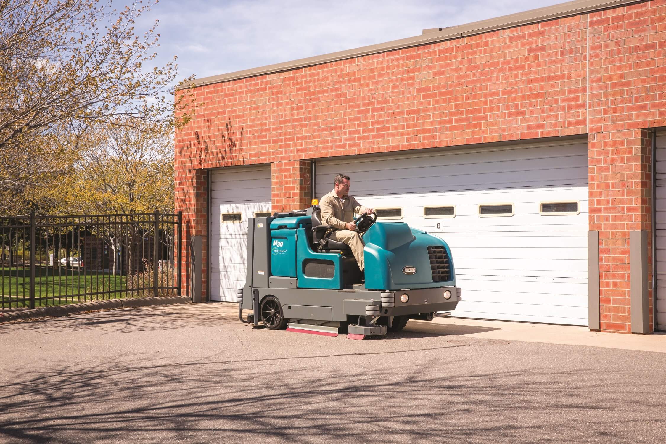 Tennant M30 veegschrobmachine op parking buiten