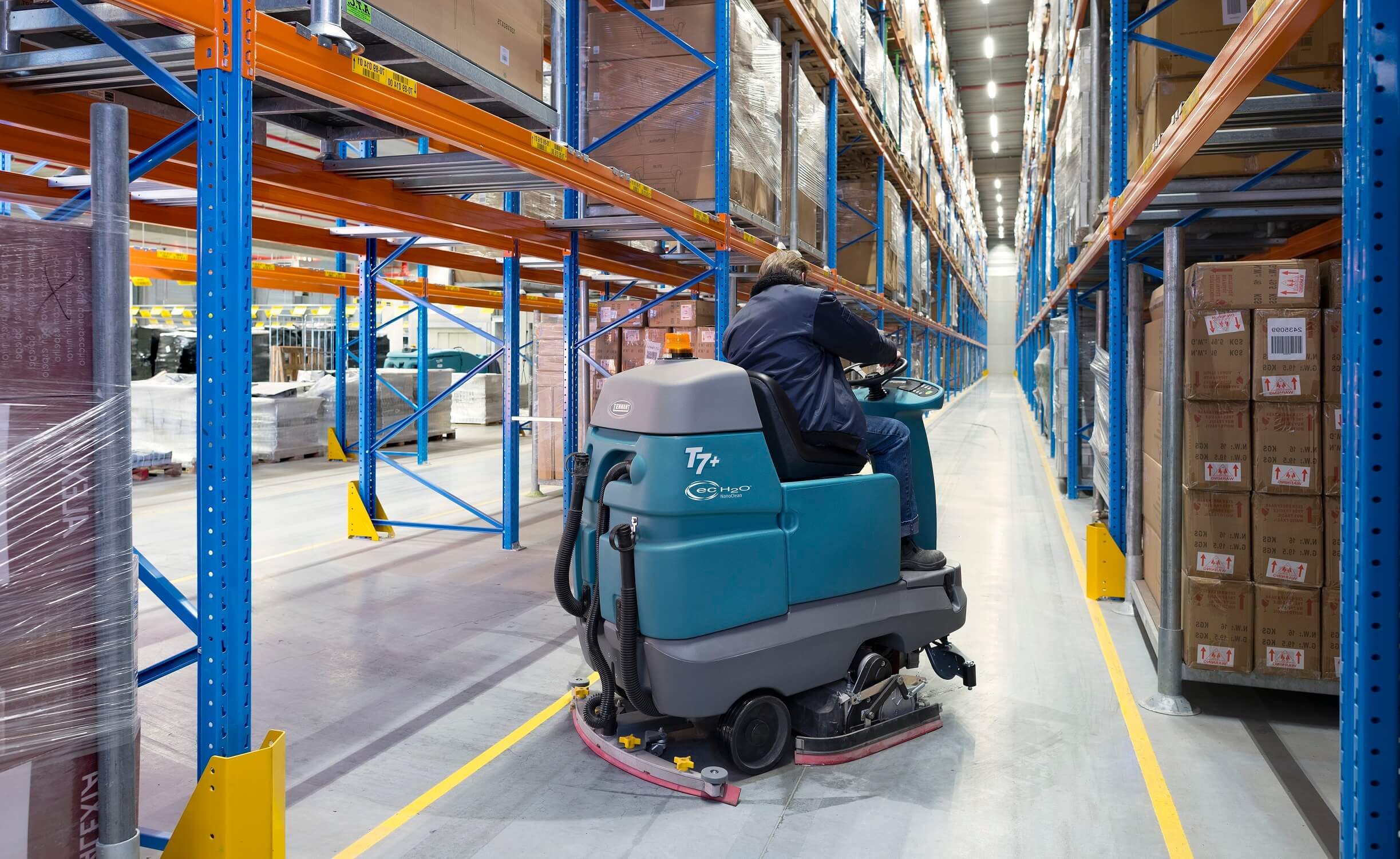 Tennant T7+ ecH2O in magazijn Casa