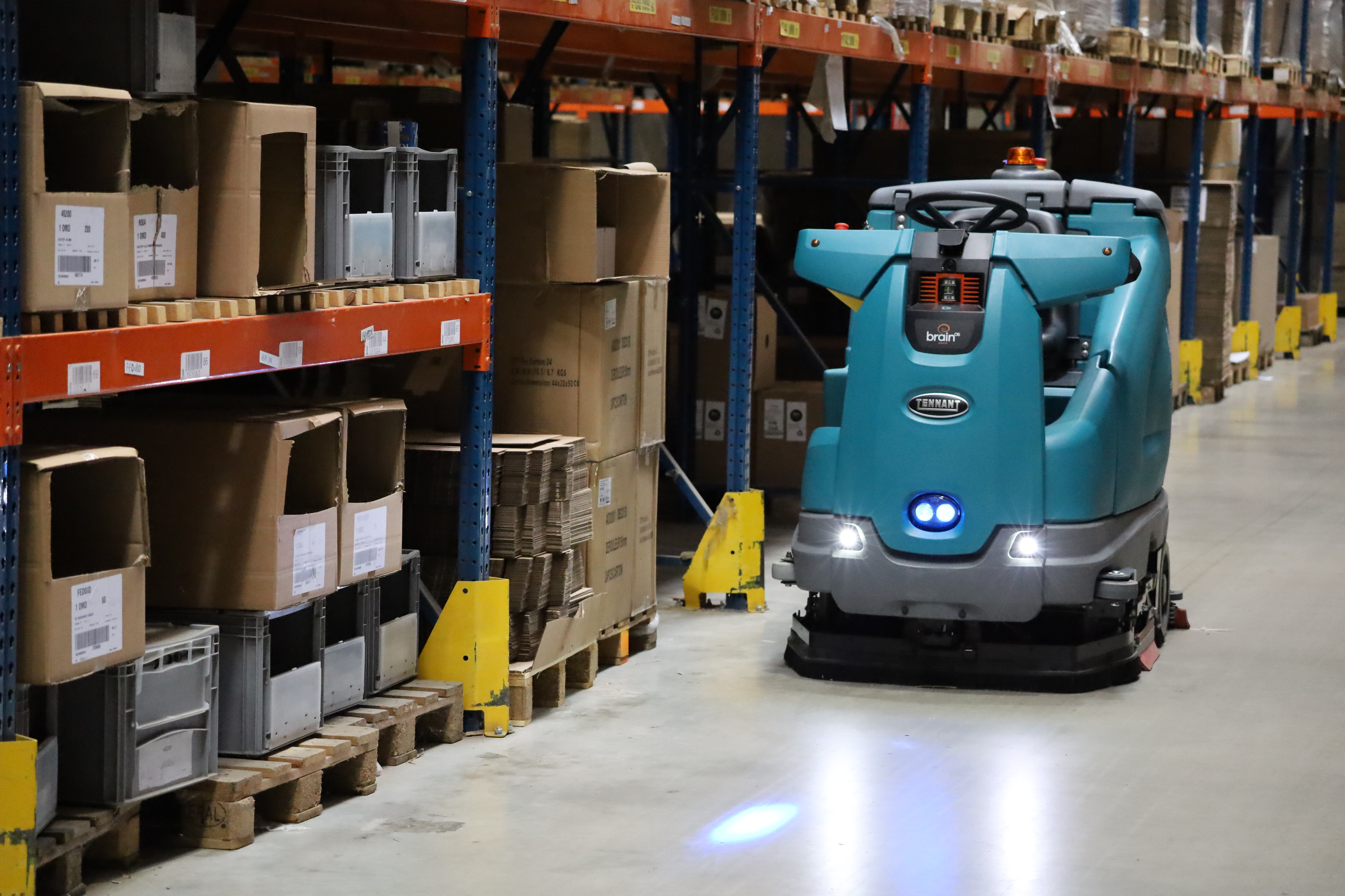 Autonome Tennant reinigingsmachine in een magazijn