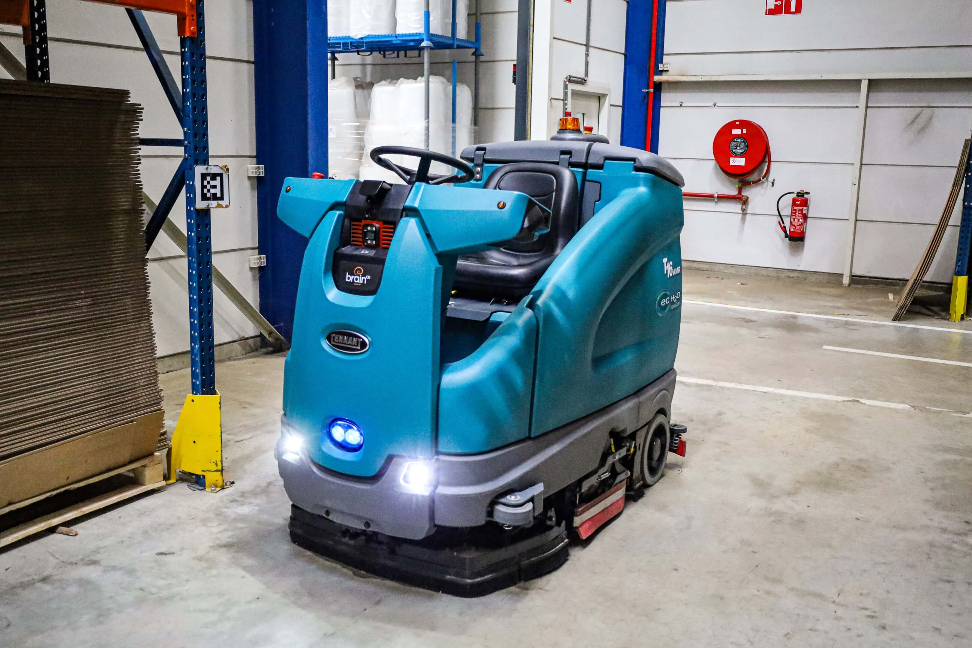 Rustpunt voor een autonome Tennant reinigingsmachine in een magazijn